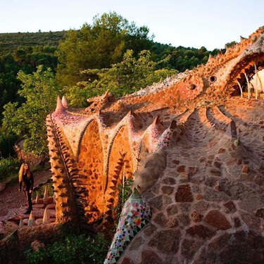 Parece 'Juego de Tronos', pero es España: la escapada de primavera para ver un dragón emergiendo de la montaña