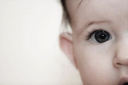 Las niñas recién nacidas miran más las caras que los niños