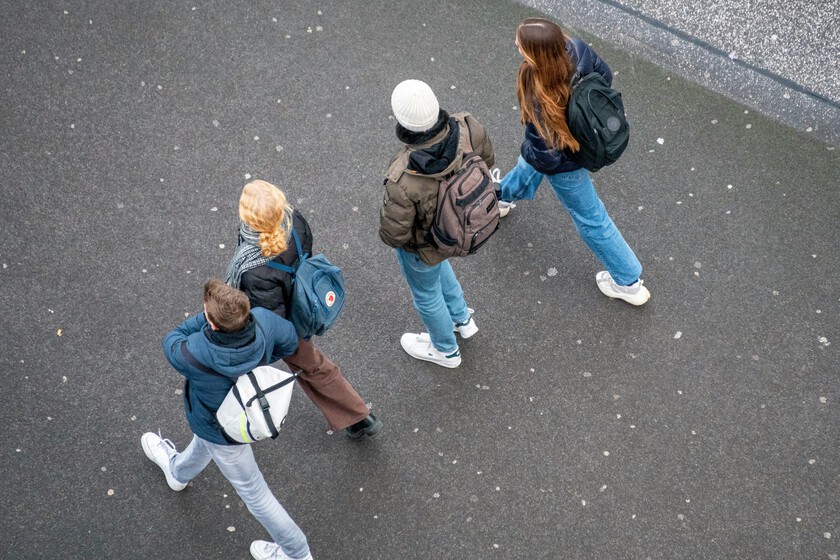 La generación Z llega tarde a menudo, pierde tiempo en hacer sus tareas y falta al trabajo por salud mental: lo dicen los estudios