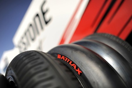 Bridgestone ofrecerá por primera vez neumáticos delanteros asimétricos 