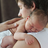 La ampliación del permiso de paternidad a ocho semanas podría paralizarse