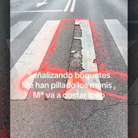 Pintar penes arregla carreteras. Durante años sufrió este boquete que nadie arreglaba, tras la pintada lo taparon al día siguiente