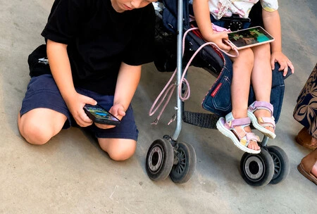 Niños usando el teléfono móvil