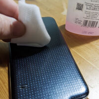 El acabado de goma tiene un problema: con el tiempo se vuelve pegajoso. Con un remedio casero pude recuperar mi móvil