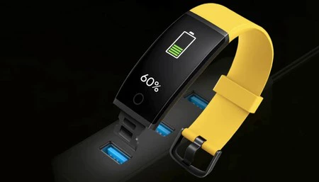 Realme Band は USB を備えているため、充電アクセサリは必要ありません。