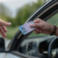 Es oficial: Bruselas permitirá sacarse el carnet de conducir con 17 años y será único y digital para toda la Unión Europea 