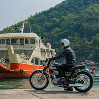 La Kawasaki W800 se une a la gama de motos clásicas con una postura más racional y hasta arriba de cromo