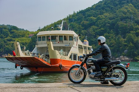 La Kawasaki W800 se une a la gama de motos clásicas con una postura más racional y hasta arriba de cromo