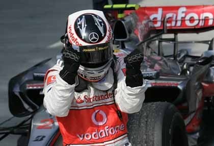 Hamilton bloquea en la salida a Alonso