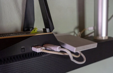 Disco duro y centralita meterorológica conectados al router