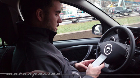 Nos lo dicen, nos lo repiten y seguimos usando el móvil en el coche