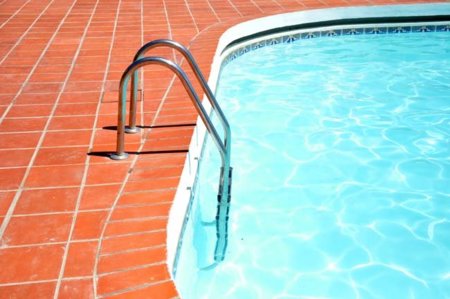 Un ejercicio para trabajar los abdominales en la piscina
