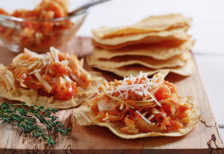 Tostadas de tinga de zanahoria con setas. Receta vegetariana fácil
