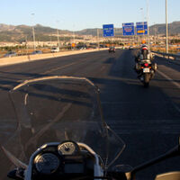 El Gobierno lo confirma: las motos podrán adelantar por el arcén a los coches en los atascos sin miedo a multas