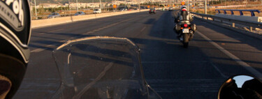 El Gobierno lo confirma: las motos podrán adelantar por el arcén a los coches en los atascos sin miedo a multas