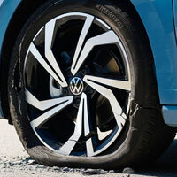 Si un bache te revienta una llanta en México, Volkswagen ahora te la repone: estas son sus condiciones