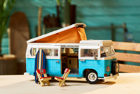 ¡Exquisita! La Volkswagen T2 de LEGO es una maqueta de la furgoneta camper por excelencia a la que no le falta detalle