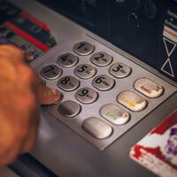 A humilhação da cibersegurança: hackers ignoram a internet e voltam a esvaziar caixas eletrônicos usando apenas um simples pendrive 