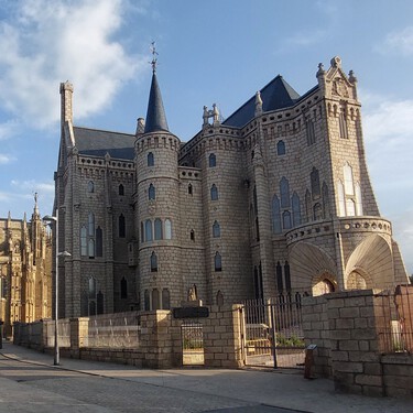Ruta gastro por la Astorga más dulce. Palacios de cuento, chocolate, hojaldres y mantecadas. Pero te enamorarás de los Merles 