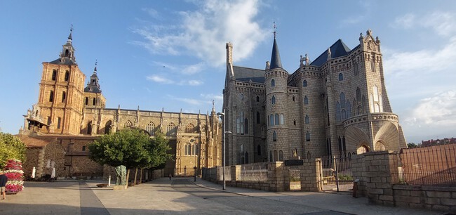 Palacio Gaudi Y Catedral Pano 1