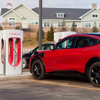 Hay más cargadores y se estropean menos, pero los dueños de coches eléctricos están cada vez más hartos. Les gustaría que fueran como los de Tesla: baratos y sin fallos