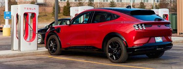 Hay más cargadores y se estropean menos, pero los dueños de coches eléctricos están cada vez más hartos. Les gustaría que fueran como los de Tesla: baratos y sin fallos