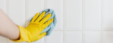 Ni vinagre, ni amoniaco: el truco mágico de los expertos para eliminar sin esfuerzo el moho negro de las juntas del baño