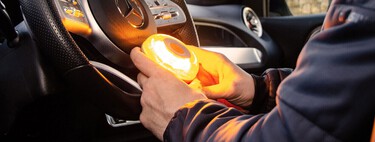 A unos días de que la baliza V16 sea obligatoria, la DGT retira cuatro modelos homologados y deja a miles de conductores con dudas 