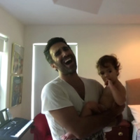 Qué pasa cuando un cantante le canta una nana a su hija 