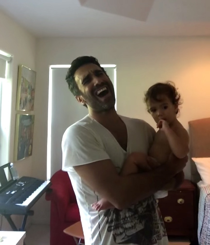 Qué pasa cuando un cantante le canta una nana a su hija