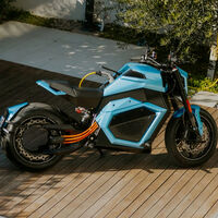 Acaba de batir el récord de moto eléctrica con más autonomía, y no le llega a la suela del zapato a una BMW GS, pero vale como dos 