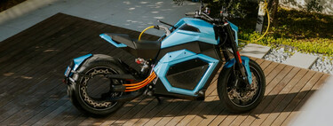 Acaba de batir el récord de moto eléctrica con más autonomía, y no le llega a la suela del zapato a una BMW GS, pero vale como dos 