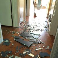 La inspiradora reacción de una madre después de que su hijo rompiera un espejo de un portazo 