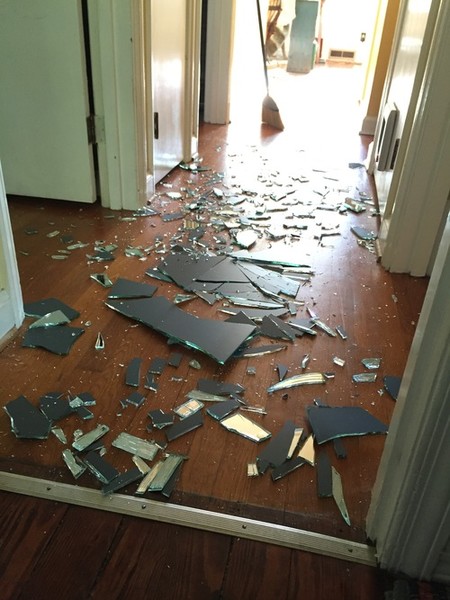 La inspiradora reacción de una madre después de que su hijo rompiera un espejo de un portazo
