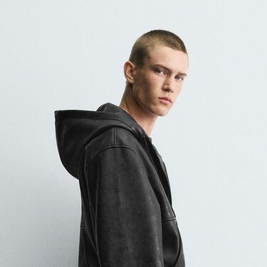 Zara tira el precio de chaqueta más moderna: una fusión entre cazadora y sudadera hecha para conquistar la calle por menos de 40 euros 