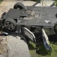 Un porsche despeñado, sangre, fajos de billetes, un iPhone y un conductor no identificado que se fue a casa a echar la siesta. Posiblemente la historia más rara de todo 2024