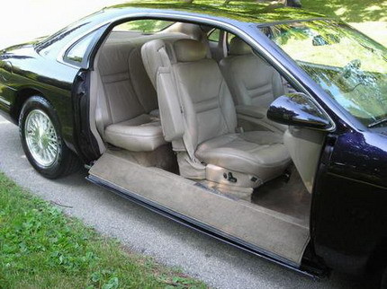 Prototipo Lincoln de 1993 con puertas escamoteables bajo el coche