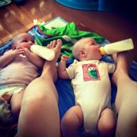 Alimentar a gemelos es tan complicado que les acabas dando el biberón ¿con los pies?