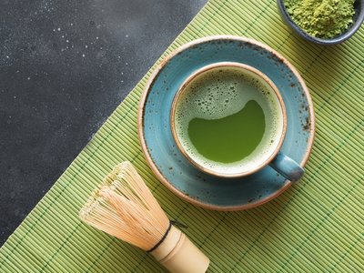 Qué es el matcha (si aún no lo conoces) y por qué es bueno tomarlo si vas a coger el coche