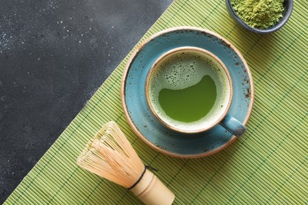 Qué es el matcha (si aún no lo conoces) y por qué es bueno tomarlo si vas a coger el coche