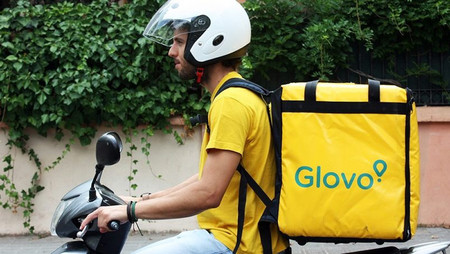 Glovo reduce la tarifa base que paga a sus repartidores en plena pandemia: los 'riders' denuncian que cobran la mitad