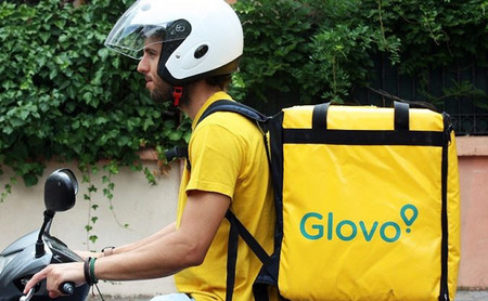 Glovo reduce la tarifa base que paga a sus repartidores en plena pandemia: los 'riders' denuncian que cobran la mitad