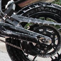 Las multas más surrealistas que te pueden caer en moto en España son tan inesperadas como habituales, y pican igual