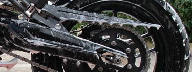 Las multas más surrealistas que te pueden caer en moto en España son tan inesperadas como habituales, y pican igual