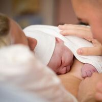 El motivo clave por el que las mujeres deberían estar acompañadas durante la cesárea: lo ha demostrado la ciencia 