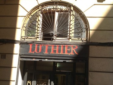 Espacios para trabajar: un taller de luthier en Madrid 