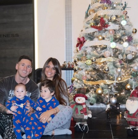 Navidad en pijama para la familia Messi y cumple de Anna en casa Iniesta