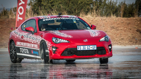 El Toyota GT86 bate un nuevo récord Guinness al drift más largo: ¡168 kilómetros!