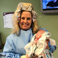 Cuando el deber llama: una matrona interrumpe su cita en la estética para atender un parto 