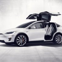 Tesla Model X, el SUV en el que querrás estar en caso de guerra